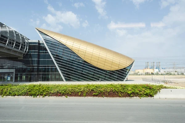 Extraña forma de una estación de autobuses en Dubai, Emiratos Árabes Unidos — Foto de Stock