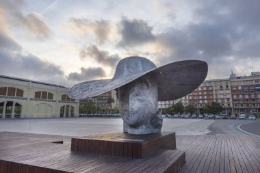 Valencia limanla La Pamela heykeli