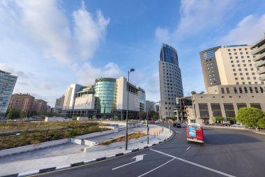 Valencia, İspanya'da büyük yollar ve yüksek binalar