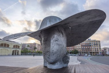 Valencia limanla La Pamela heykeli