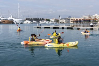 Alicante deniz limanında kano çalışması yapan gençler