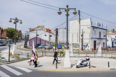 Valencia küçük bir distric sokaktan geçen insanlar