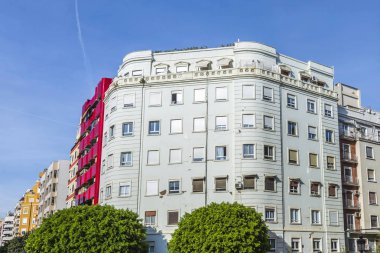 Valencia, İspanya'nın merkezinde beyaz ve süslü apartman bloğu