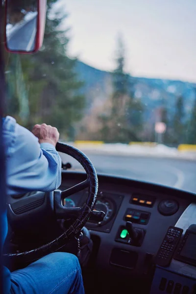 Motorista de ônibus se preparando para entrar na curva nas montanhas — Fotografia de Stock