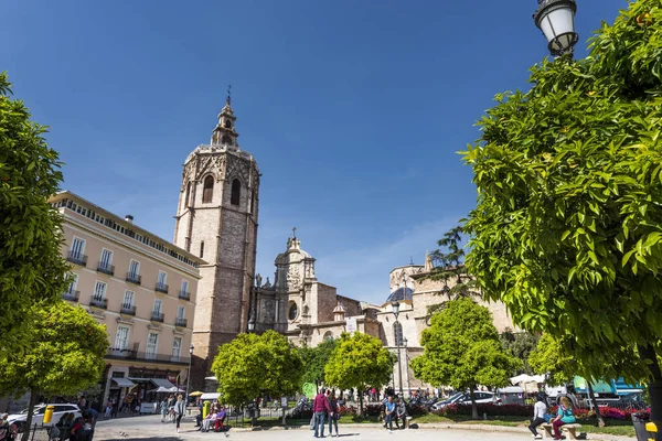 Harangtorony közelében található egy kis Park Valencia — Stock Fotó