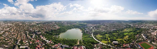 Fotografia panorâmica aérea da cidade de Chisinau com parque Valea Morilor — Fotografia de Stock