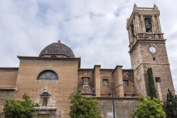 Kościół rzymskokatolicki z dzwonnicą w Walencji, Hiszpania — Zdjęcie stockowe