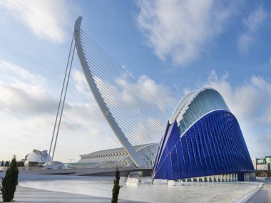 Öğle saatlerinde yakınlarda turist ya da insan olmayan Agora binası