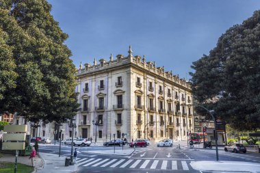 İspanyol mimarisi geniş dayligh sırasında sokaktan izlendi