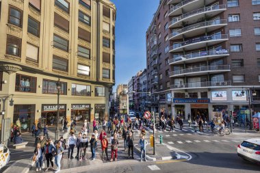 Valencia şehir merkezinde yol geçerken İspanyol yayalar