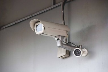 Benzin istasyonunda beyaz güvenlik kamerası