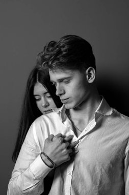 Birbirlerine el tutan bir çiftin siyah beyaz fotoğrafı
