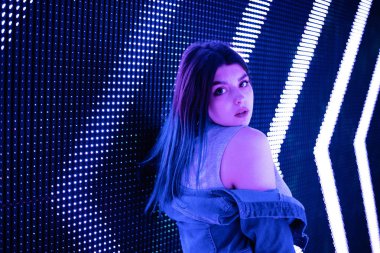 Genç beyaz kız fütüristik renkli poz