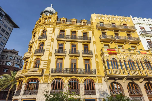 Ένα φωτεινό κίτρινο κτίριο με βάση το κλασικό Europen αρχιτέκτονες — Φωτογραφία Αρχείου