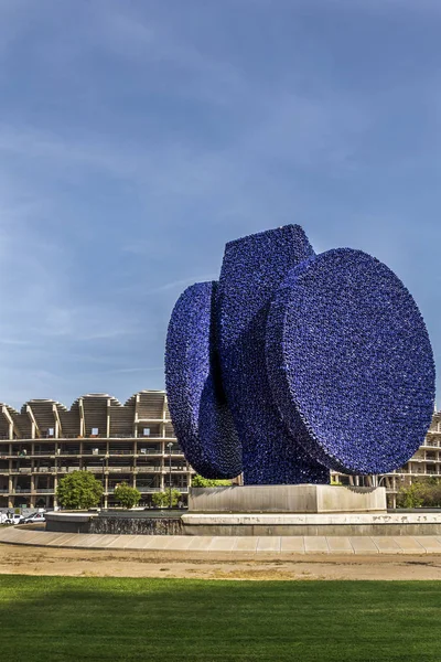 Блакитна статуя складається з простих геометричних об'єктів у Валенсії, — стокове фото