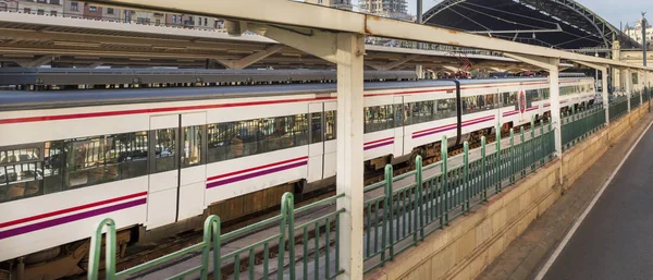 Valencia, İspanya'dan istasyondan kalkan tren — Stok fotoğraf