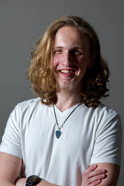 Молодой белый счастливый взрослый человек с светлыми волосами и голубыми глазами — стоковое фото