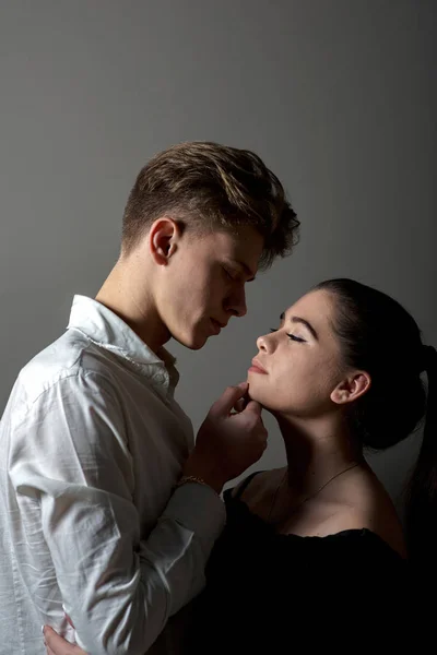 젊은 백인 커플 포즈 에 화이트 — 스톡 사진