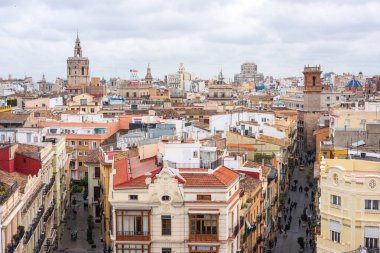 Bir ortaçağ kulesinden Şehir manzarası