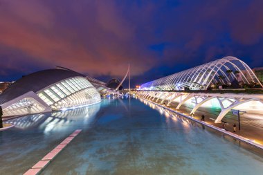 Opera Binası'nın içinden büyük bir araziye geniş bir bakış