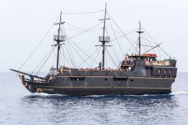 Akdeniz'de insanlar ile turistik tekne