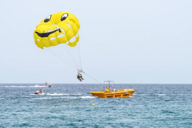 Bir çift parasailing eğleniyor