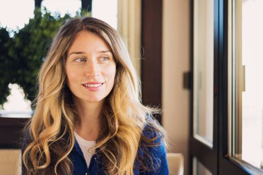 Mutlu genç büyüleyici kadın gülümseyen