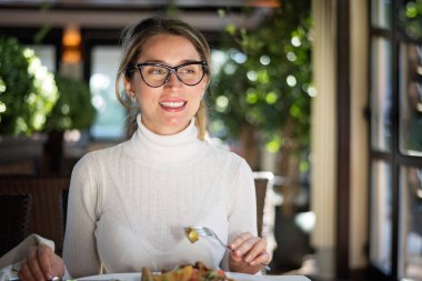 Mutlu büyüleyici güzel genç sarışın kadın çalışma