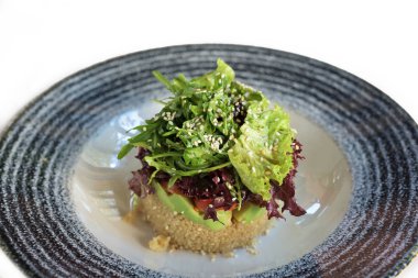 Mavi tabakta Quinoa salatası