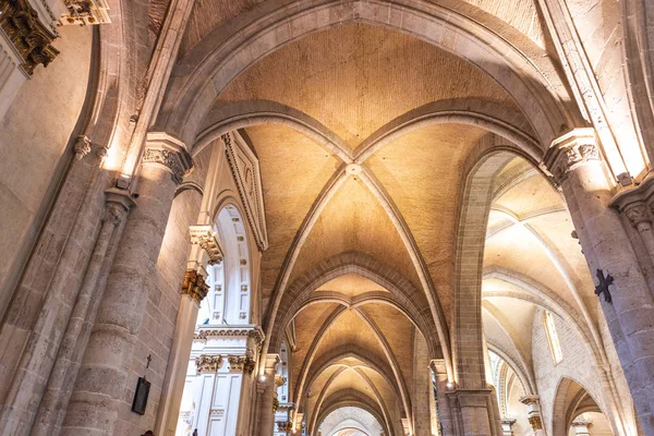 Strop Valencijské katedrály byl viděna z vnitřku budovy — Stock fotografie
