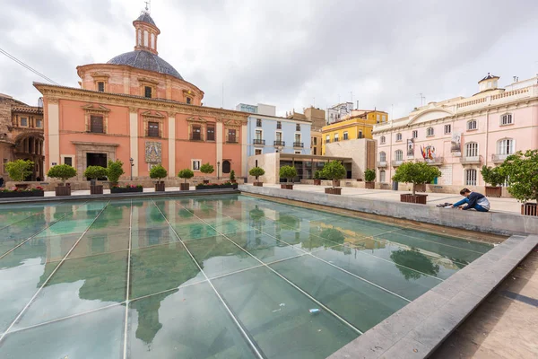 Il riflesso di un edificio sulla piscina d'acqua — Foto Stock