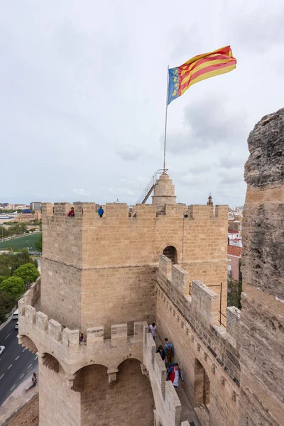 Falg español en una fortaleza medieval — Foto de Stock
