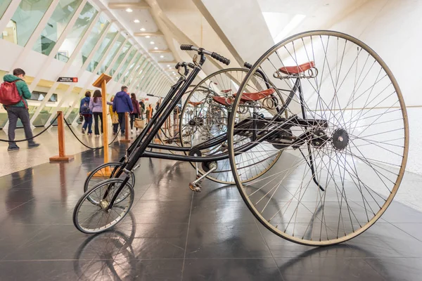 艺术和科学博物馆的博览会上一辆旧自行车 — 图库照片