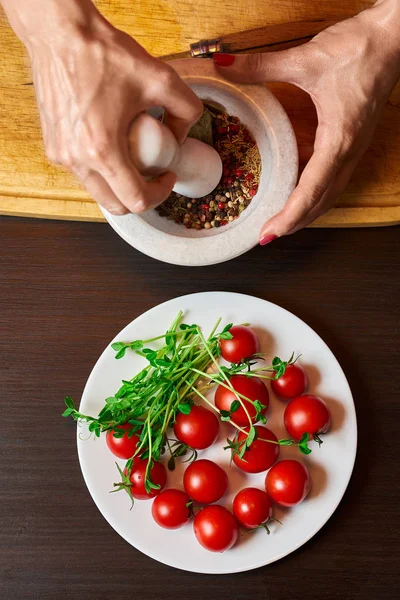 Közeli lövés a nő keze köszörülés bors — Stock Fotó