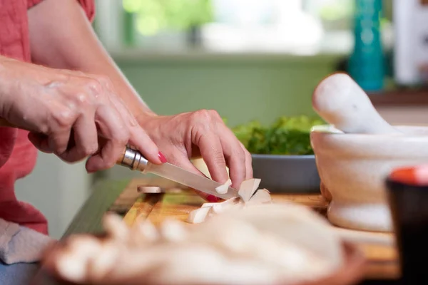 Foto close-up dari tangan wanita memotong jamur — Stok Foto