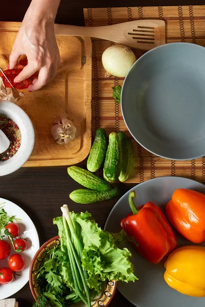 Close-up de uma mesa com legumes prontos para um sal saudável — Fotografia de Stock