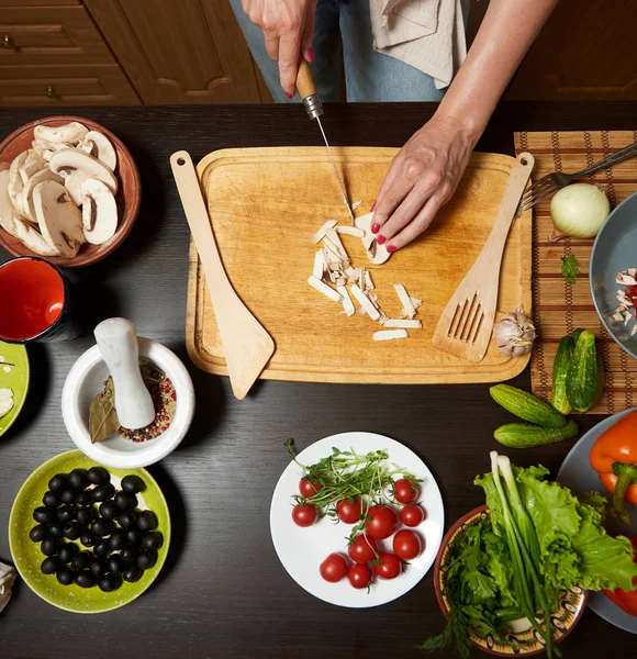 Close-up de uma mesa com legumes prontos para um sal saudável — Fotografia de Stock