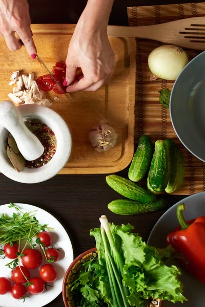 Close-up de uma mesa com legumes prontos para um sal saudável — Fotografia de Stock