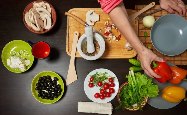 Close-up de uma mesa com legumes prontos para um sal saudável — Fotografia de Stock