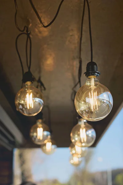 Lampadine rotonde a loft su fili neri — Foto Stock