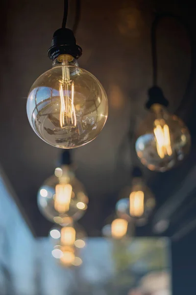 Lampadine rotonde a loft su fili neri — Foto Stock