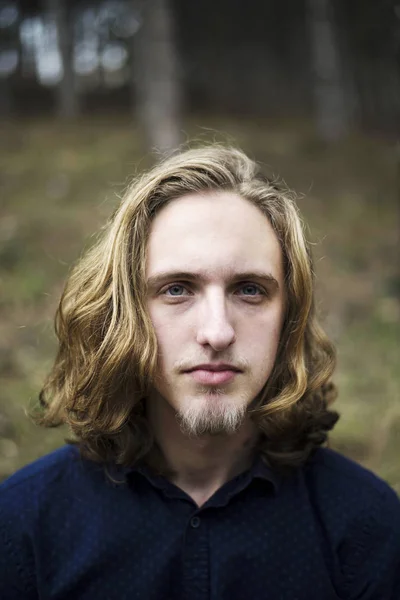 Πορτρέτο ενός νεαρού άντρα με μακριά μαλλιά και γένια — Φωτογραφία Αρχείου