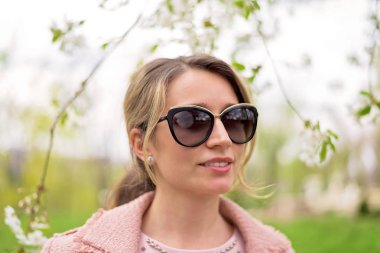 Genç sarışın bayan bahar keyfi