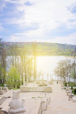 Bahar zamanında Yeşil Valea Morilor park ve göl