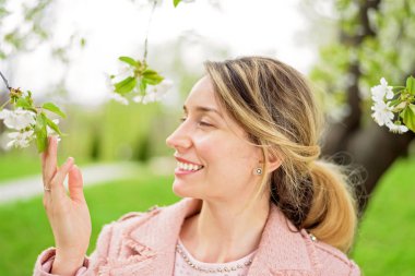 Genç sarışın bayan bahar keyfi