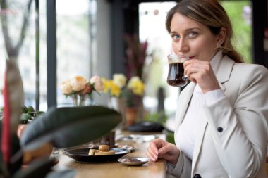 Beyaz süit mutlu genç sarışın kadın