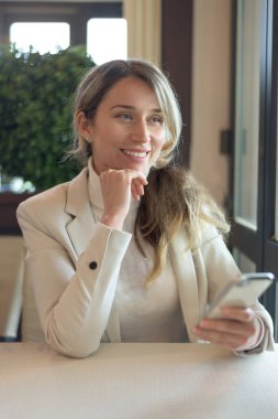 Mutlu genç büyüleyici iş kadını gülümseyerek