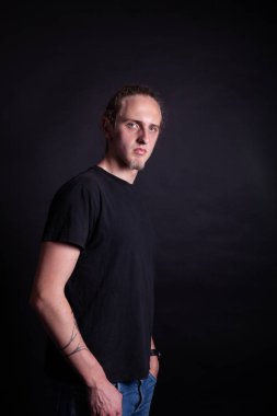 Uzun saçlı gitar tutan genç kafkas yetişkin