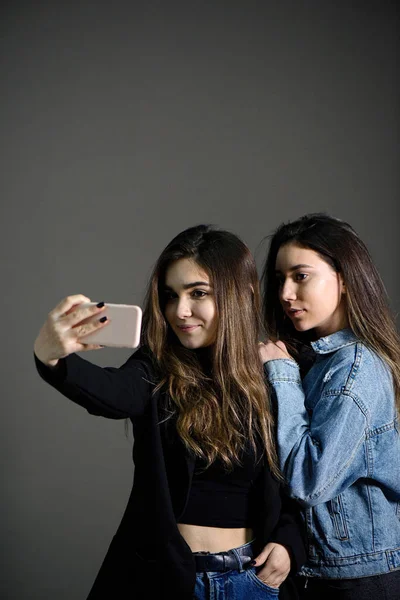 Jovens caucasianas meninas fazendo selfie — Fotografia de Stock