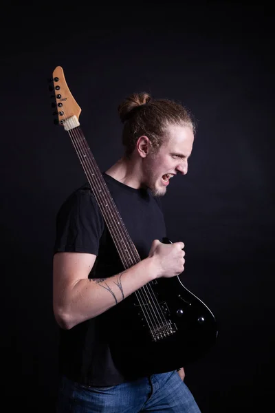 Jovem loira caucasiano adulto gritando com guitarra elétrica em h — Fotografia de Stock
